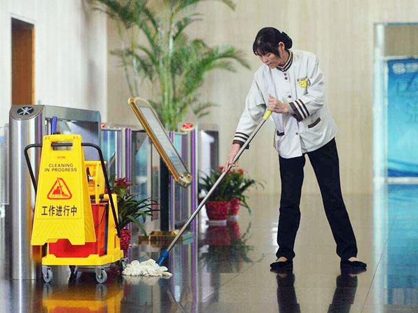 為什么現(xiàn)在很多企業(yè)保潔選擇托管，而不是自招呢？